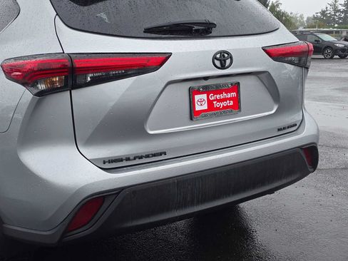 Used 2022 Toyota Highlander XLE AWD/4WD image 14