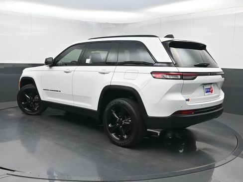 Used 2023 Jeep Grand Cherokee Altitude RWD image 24
