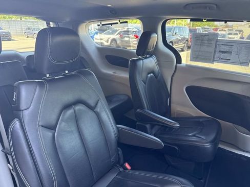 Used 2022 Chrysler Pacifica Touring-L FWD image 53