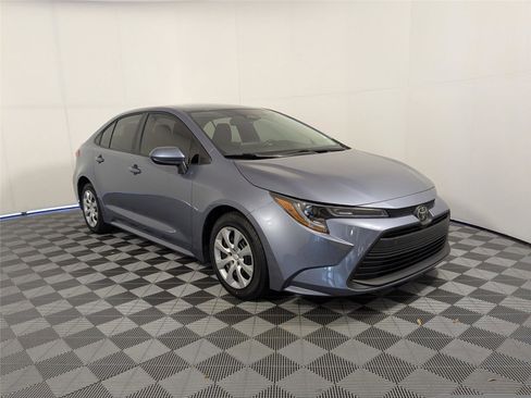 Used 2023 Toyota Corolla LE image 3