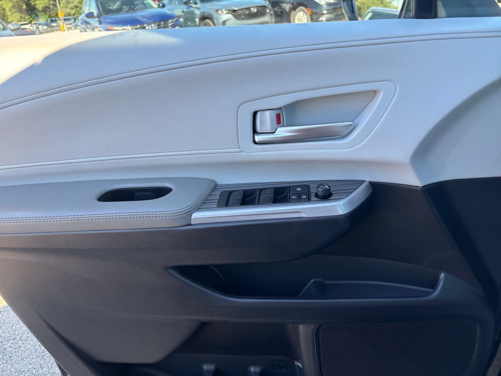 Used 2025 Toyota Sienna XLE FWD image 18