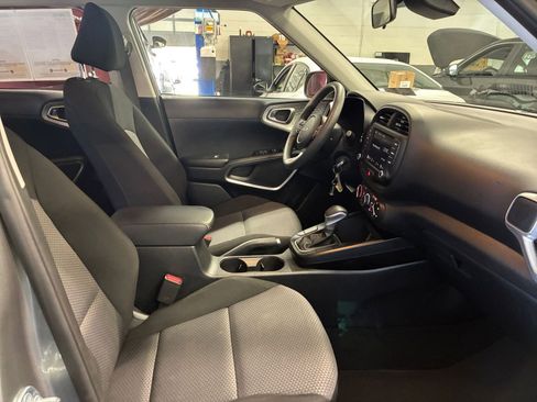 Used 2025 Kia Soul LX w/ LX Technology Package image 24