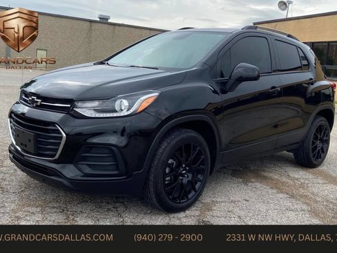 Used 2022 Chevrolet Trax LT w/ Midnight Edition AWD/4WD image 3