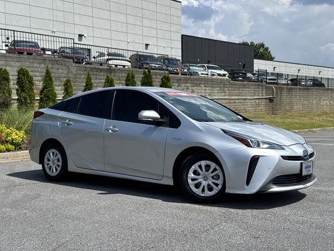 Used 2022 Toyota Prius LE FWD image 2