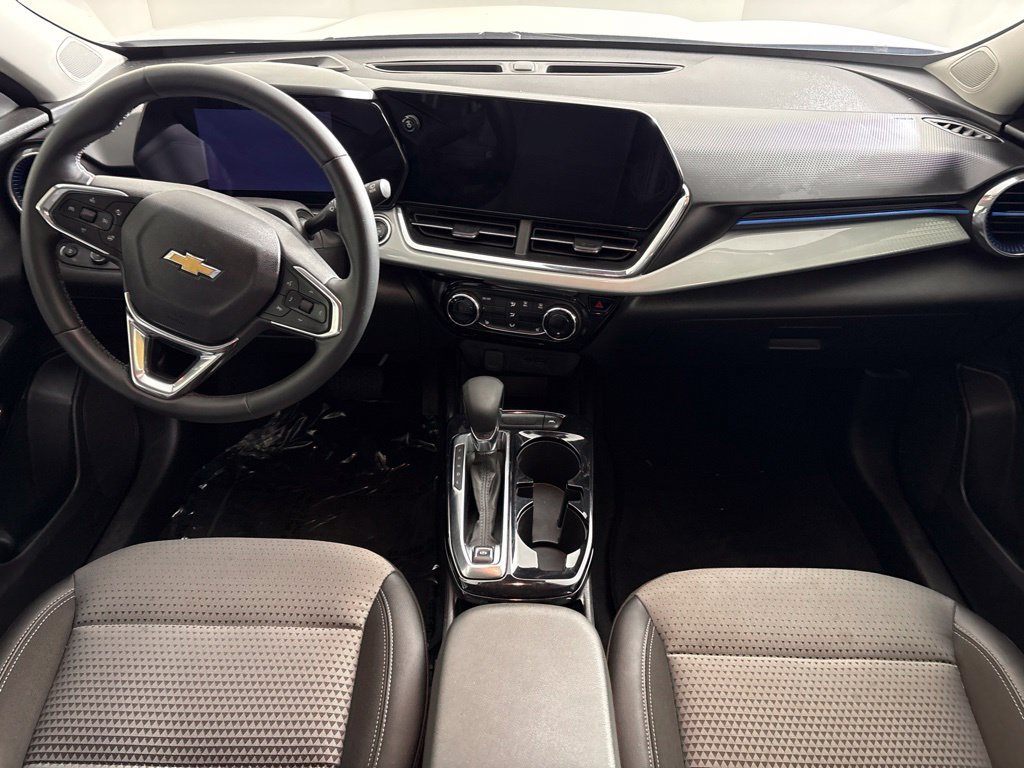 Used 2025 Chevrolet Trax LT w/ LT Convenience Package FWD image 16