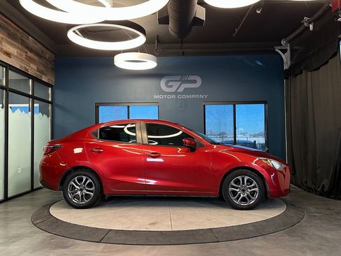 Used 2019 Toyota Yaris LE image 2