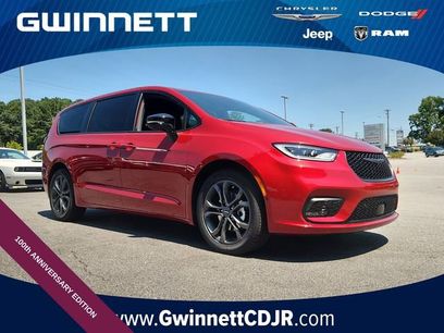 New 2026 Chrysler Pacifica Select