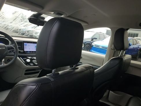 Used 2024 Chrysler Pacifica Touring-L FWD image 11