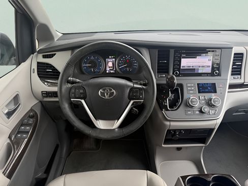 Used 2020 Toyota Sienna XLE w/ XLE Navigation Package FWD image 22
