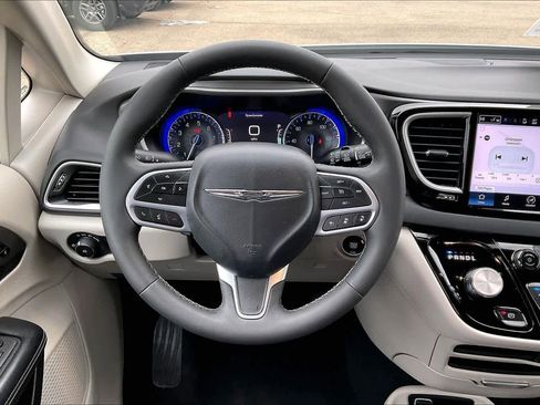 Used 2024 Chrysler Pacifica Touring-L image 5