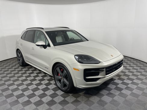 Used 2025 Porsche Cayenne GTS AWD/4WD image 9