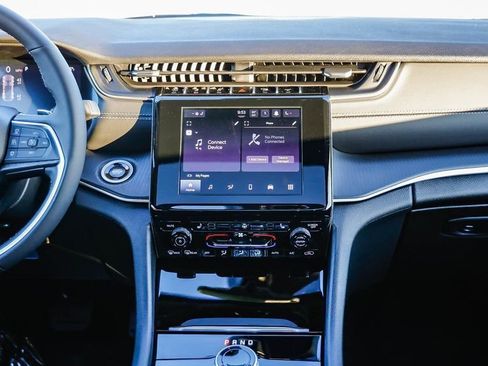 New 2025 Jeep Grand Cherokee Altitude image 14