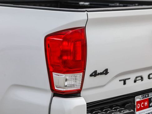 Certified 2017 Toyota Tacoma SR w/ Tow Package AWD/4WD image 9