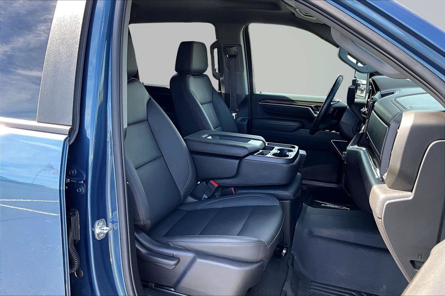 Used 2025 Chevrolet Silverado 3500 LT w/ Leather Package AWD/4WD image 8