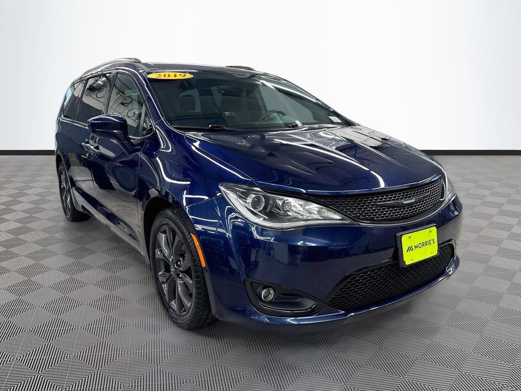 Used 2019 Chrysler Pacifica Touring Plus w/ S Appearance Package FWD image 3