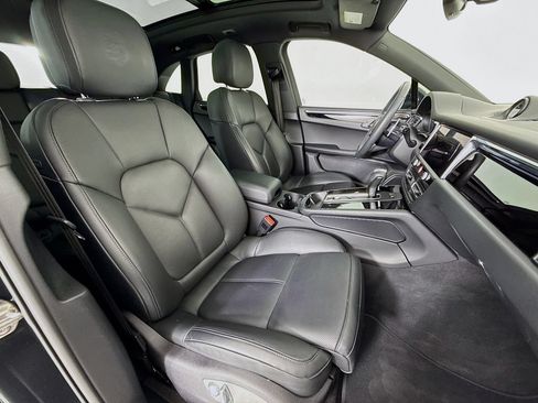 Certified 2025 Porsche Macan AWD/4WD image 30