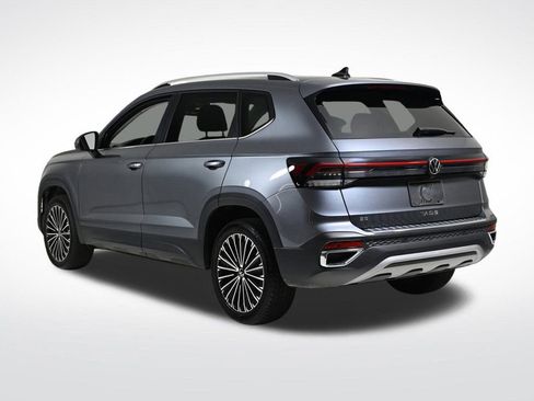 Used 2025 Volkswagen Taos SE image 3