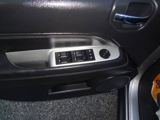 Used 2017 Jeep Compass Latitude FWD image 15