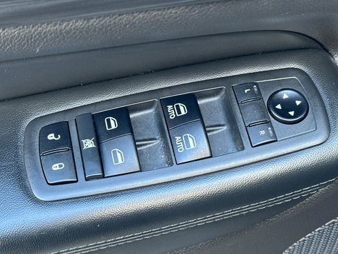 Used 2019 Jeep Grand Cherokee Laredo w/ Laredo X Package image 12