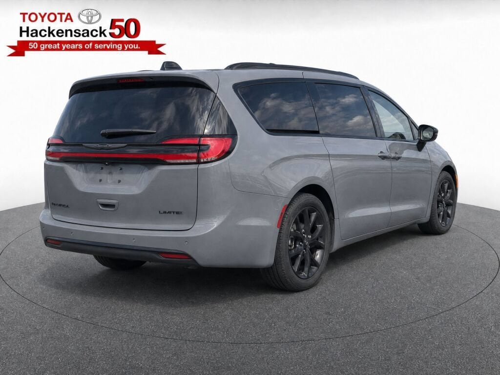 Used 2025 Chrysler Pacifica Limited FWD image 4