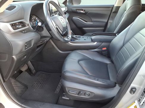 Used 2021 Toyota Highlander XLE image 8