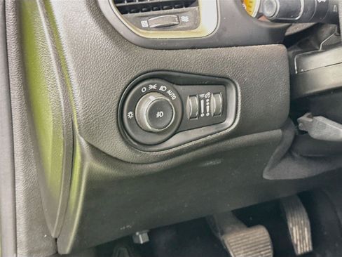 Used 2017 Jeep Renegade Latitude w/ Cold Weather Group AWD/4WD image 14