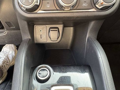 Used 2021 Nissan Versa SV image 31