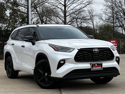 Used 2025 Toyota Highlander XLE image 2