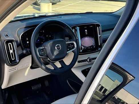 Used 2023 Volvo XC40 B4 Plus w/ Protection Package Premier image 17