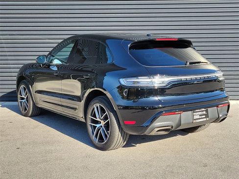 Certified 2024 Porsche Macan image 3