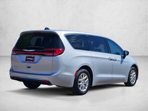 Used 2024 Chrysler Pacifica Touring-L FWD image 5