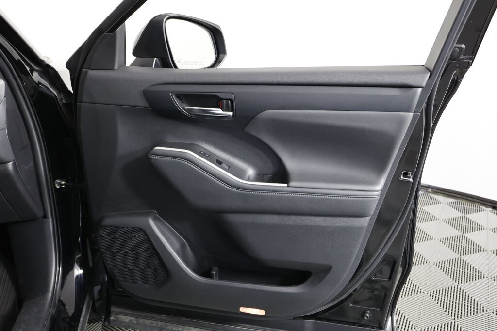 Used 2023 Toyota Highlander XLE AWD/4WD image 27