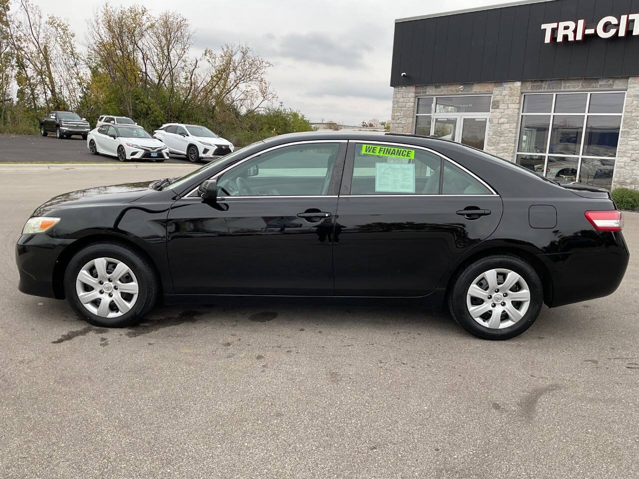 Used 2011 Toyota Camry LE FWD image 3