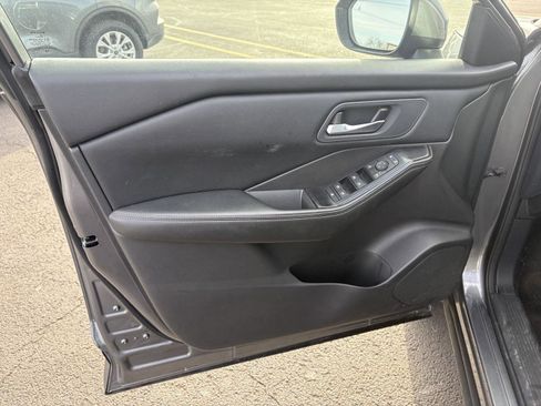 Used 2024 Nissan Rogue SV image 3