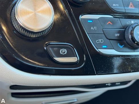 Used 2019 Chrysler Pacifica LX image 30