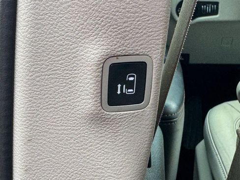 Used 2019 Chrysler Pacifica Touring-L image 18