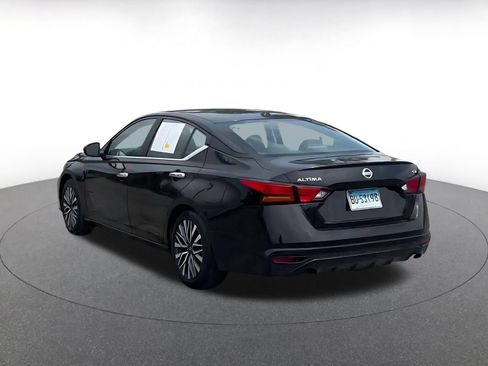 Used 2025 Nissan Altima 2.5 SV FWD image 11