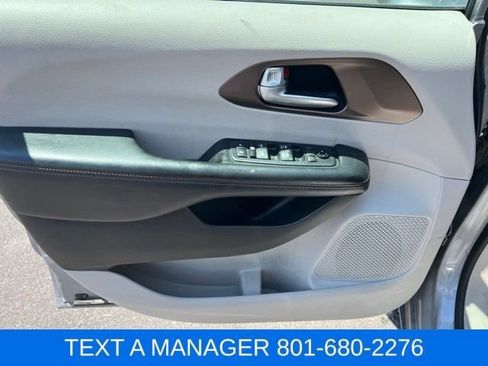 Used 2018 Chrysler Pacifica Touring-L FWD image 16