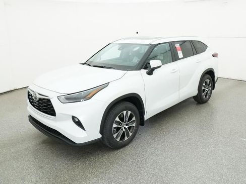 New 2026 Toyota Highlander XLE image 1