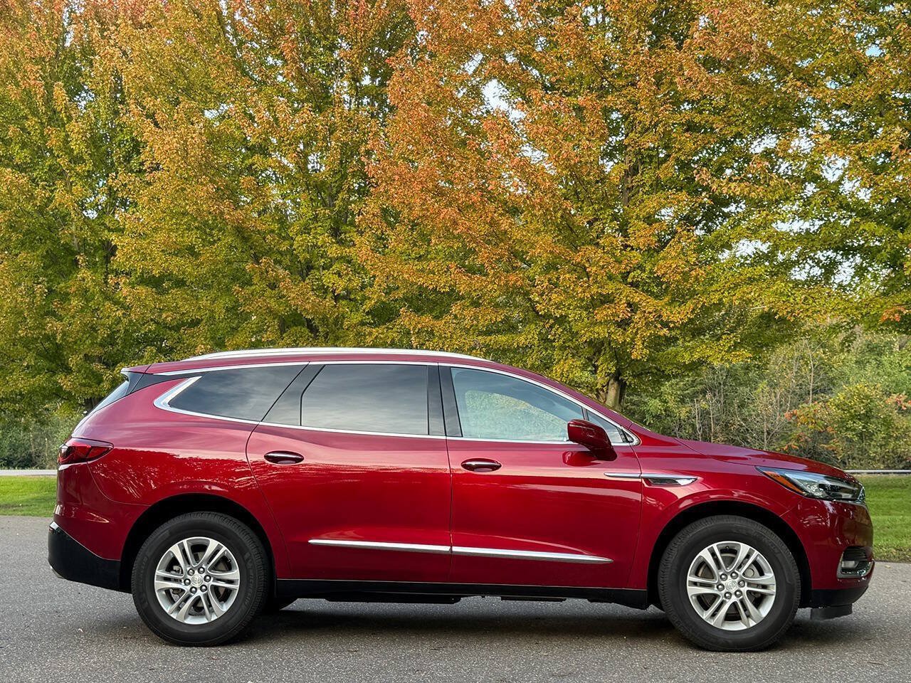 Used 2018 Buick Enclave Essence w/ Trailering Package FWD image 2