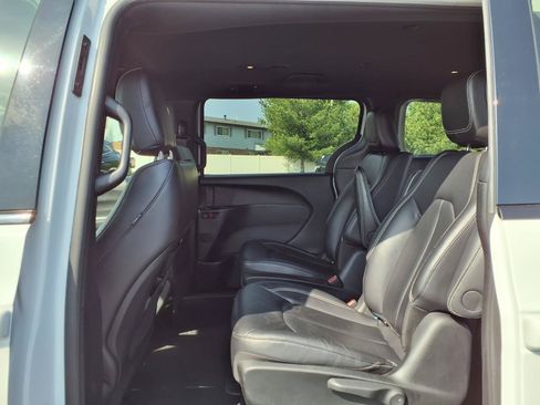 Used 2024 Chrysler Pacifica Limited FWD image 19