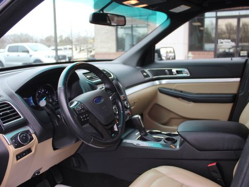 Used 2017 Ford Explorer XLT w/ Equipment Group 202A image 13