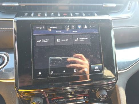 Used 2021 Jeep Grand Cherokee L Laredo image 2