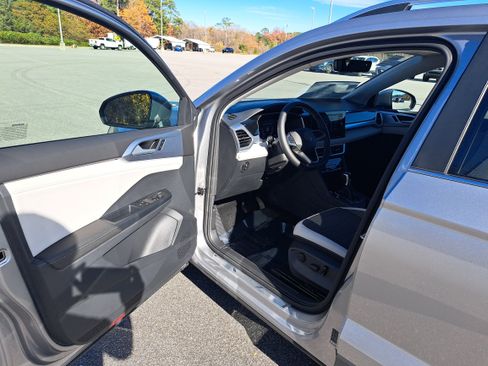 New 2026 Volkswagen Taos SE image 17