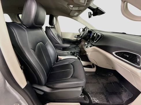 Used 2024 Chrysler Pacifica Touring-L FWD image 27