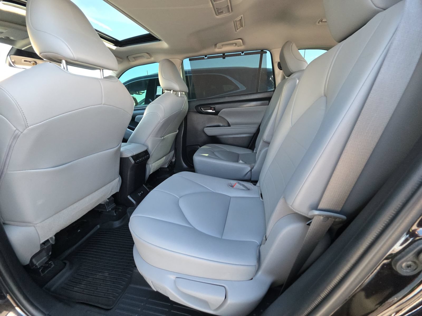 Used 2021 Toyota Highlander XLE AWD/4WD image 5