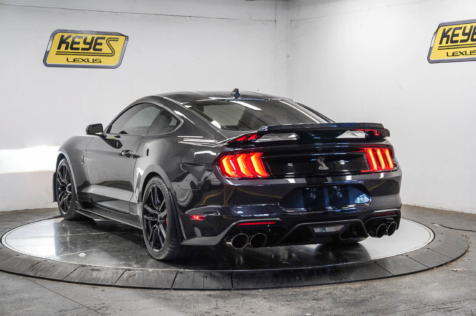 Used 2022 Ford Mustang Shelby GT500 w/ Technology Package RWD image 2