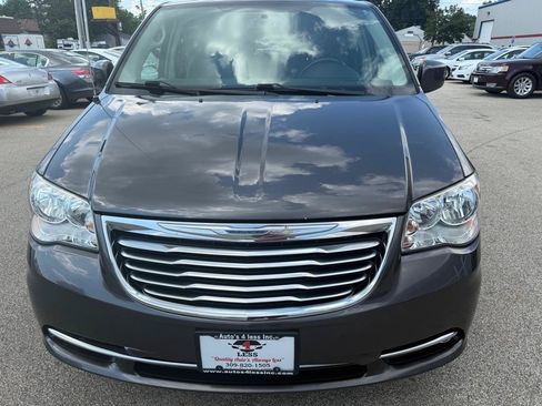 Used 2015 Chrysler Town & Country Touring FWD image 3
