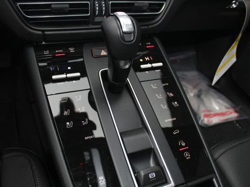 New 2026 Porsche Macan image 16