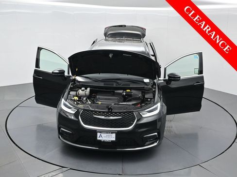 Used 2024 Chrysler Pacifica Touring-L image 36